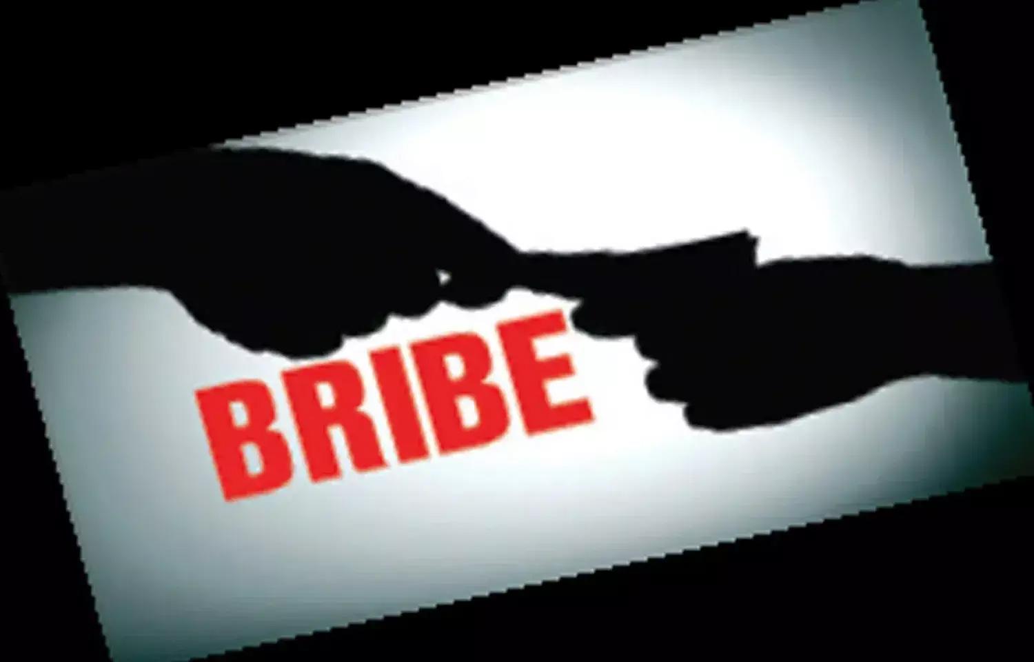 ACB arrests ASI red-handed while taking Rs 8,000 bribe in #Srinagar