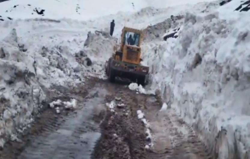 J&K weather: Heavy snowfall shuts Bandipora-Gurez road for vehicles