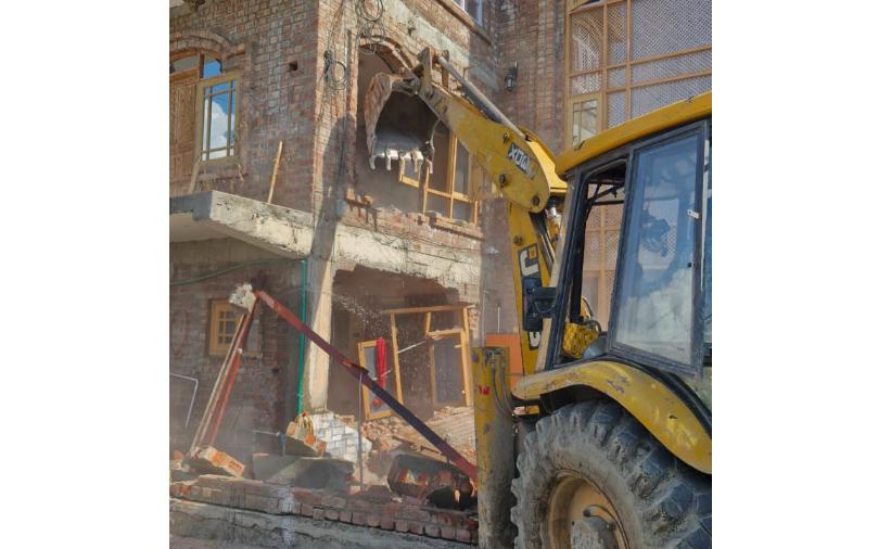 Srinagar Police Demolish ₹2 Crore Property of Notorious Drug Peddler Under Nasha Mukt J&K Abhiyaan