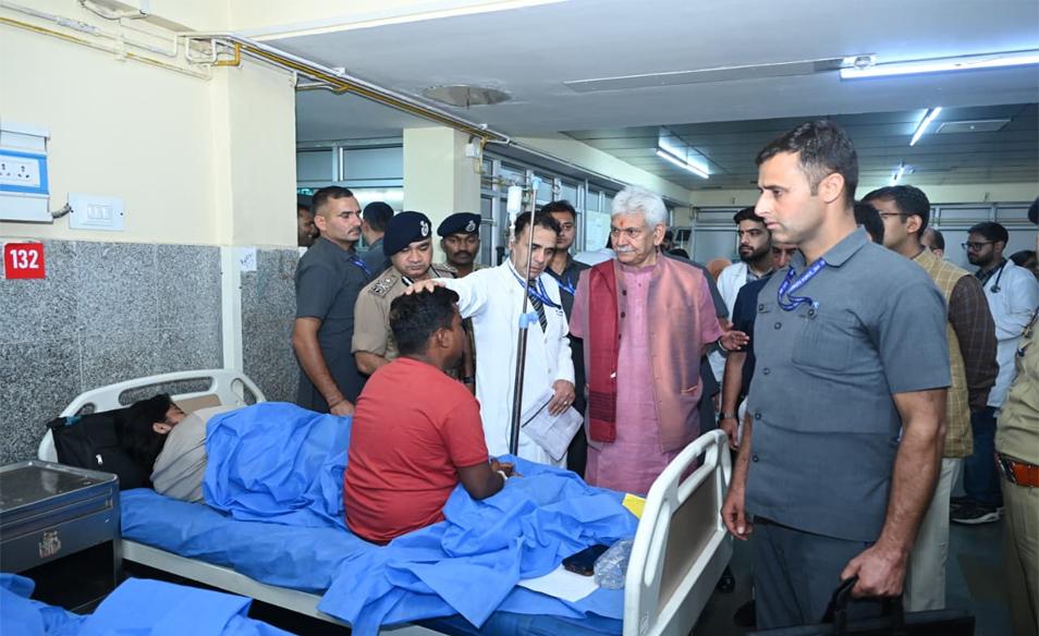 LG Manoj Sinha Visits SKIMS to Meet Injured Amarnath Yatra Pilgrims After Ganderbal Bus Mishap