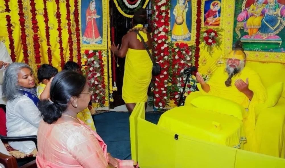 President Murmu on 3-day visit to UP meets Premanand ji Maharaj in Mathura