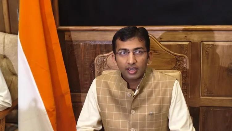 No fuel shortage in Kashmir, Stocks up to 15 days available: Div Com