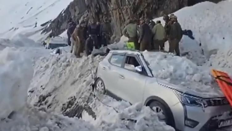 Seven killed, several injured after avalanche buries vehicles at Zojila Pass in Ladakh