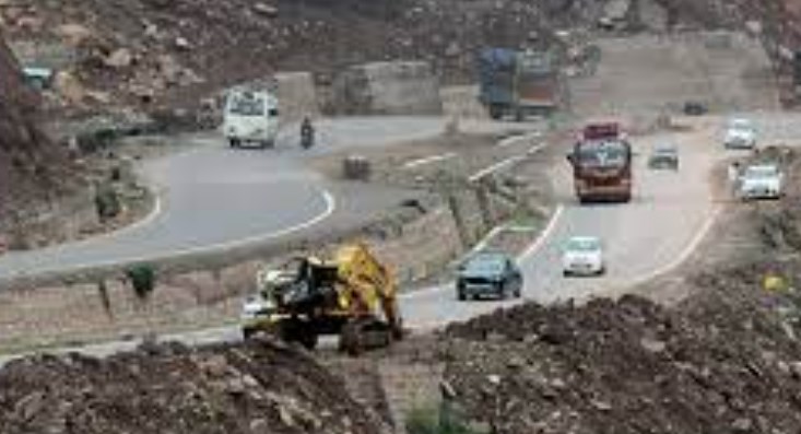 Traffic stopped on Jammu-Srinagar NH due to shooting stones