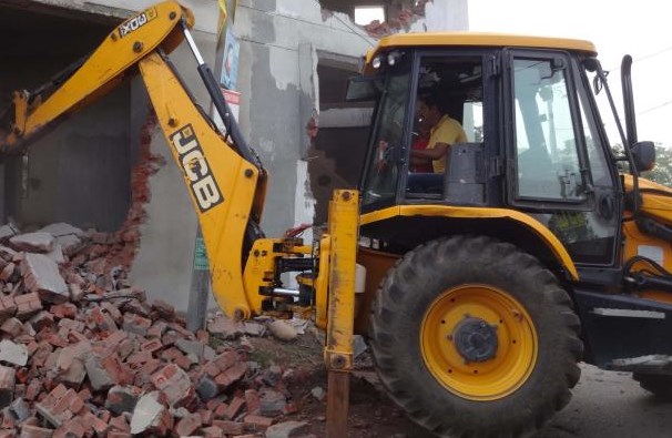 Jammu Administration demolishes under construction Illegal structure in Pargwal
