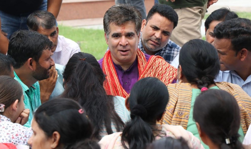 BJP Chief Ravinder Raina visits protesting govt. employees