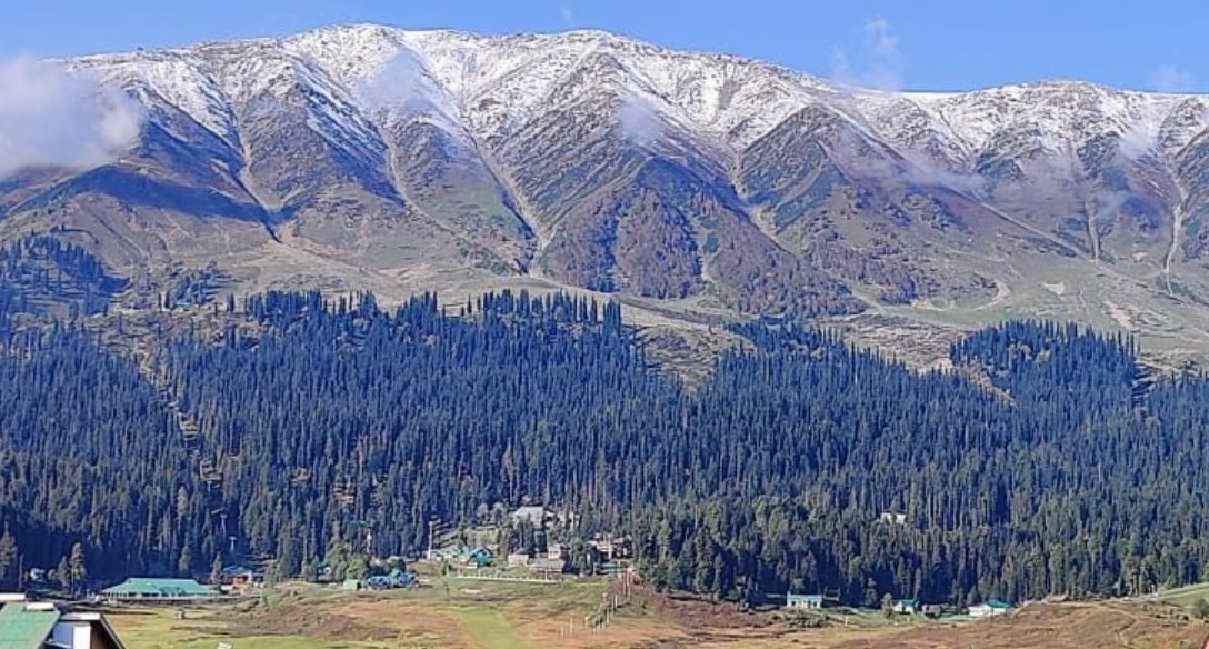 Kashmir receives season's first snowfall in Gulmarg