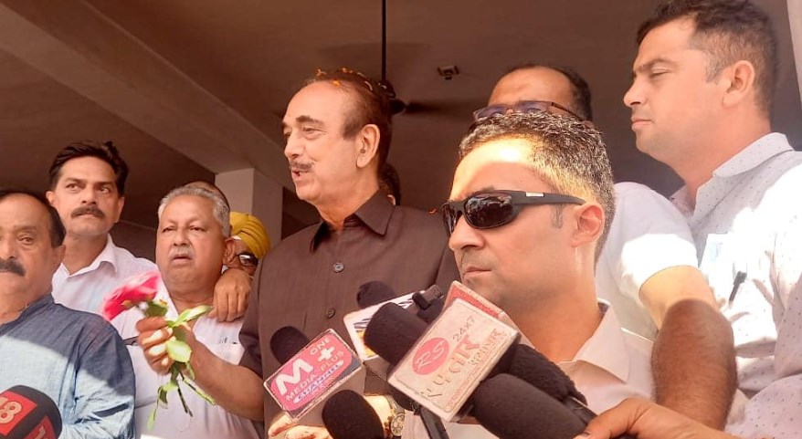 “Congress fired missiles at me, I only retaliated with 303 rifle”:  Ghulam Nabi Azad