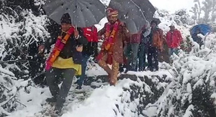Winter wedding: Groom walks 4 kms to reach bride's home amid heavy snowfall in Uttarakhand