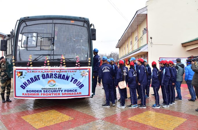 BSF sends 29 Kashmiri students on educational-cum-motivational Bharat Darshan Tour