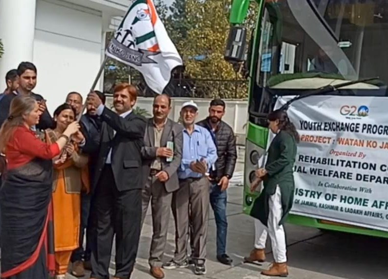 Sheetal Nanda flags off batch of 250 students from J&K on ten-day ‘Watan Ko Jano’ tour