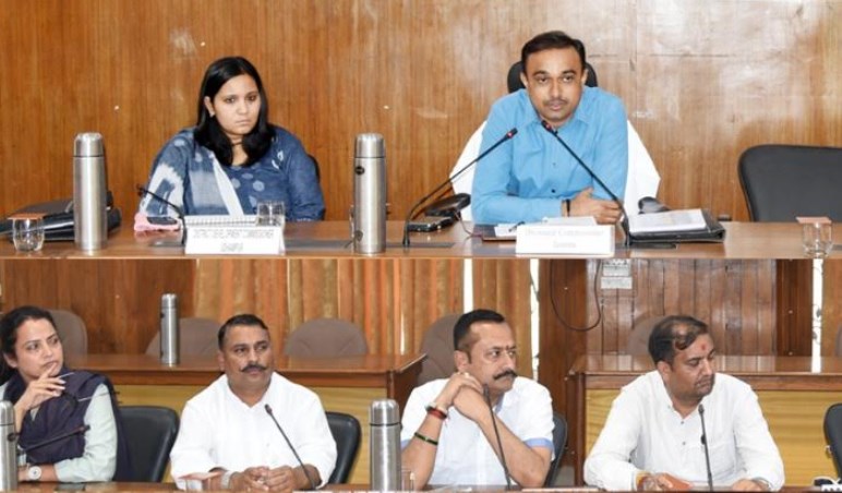 Div Com visits Udhampur, reviews infrastructural projects; directs for quality disposal of public grievances