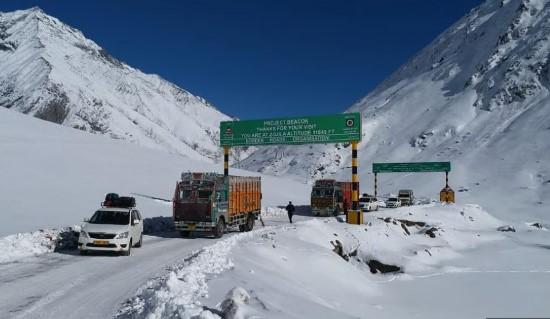 Vehicular Movement at Zojila Pass during Winters: Div Com Kashmir Reviews Preparedness Measures