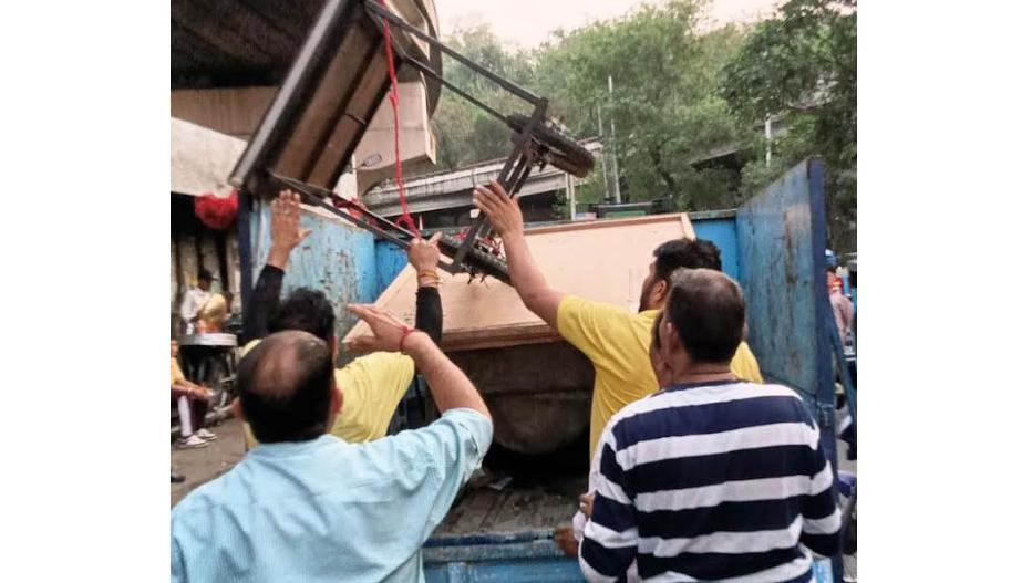 JMC seizes 25 unauthorized rehries in anti-encroachment dive across Jammu city